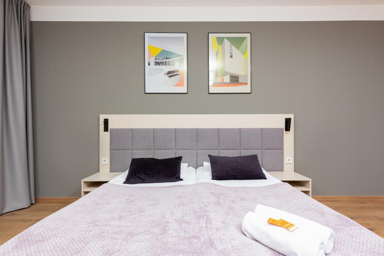 Wolska Residence Apartments With Parking By Noclegi Renters Warszawa Exteriör bild